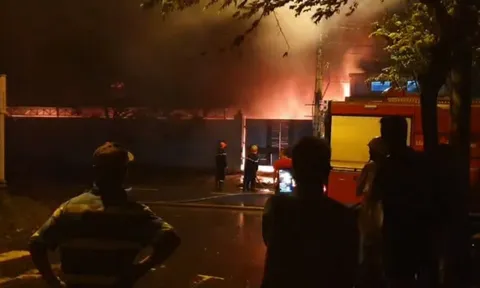 Nhà xưởng bốc cháy ngùn ngụt giữa mưa gió ở Đà Nẵng